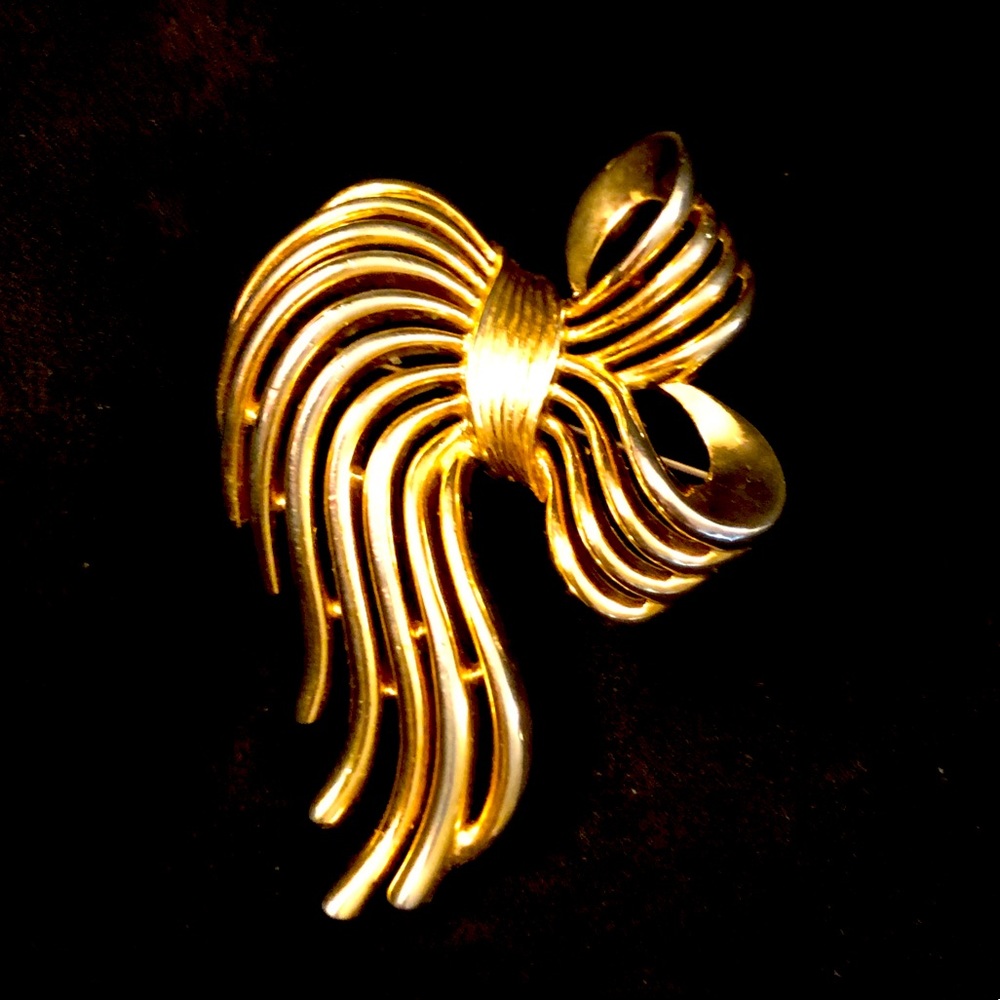 Vintage Trifari crown brooch pin
